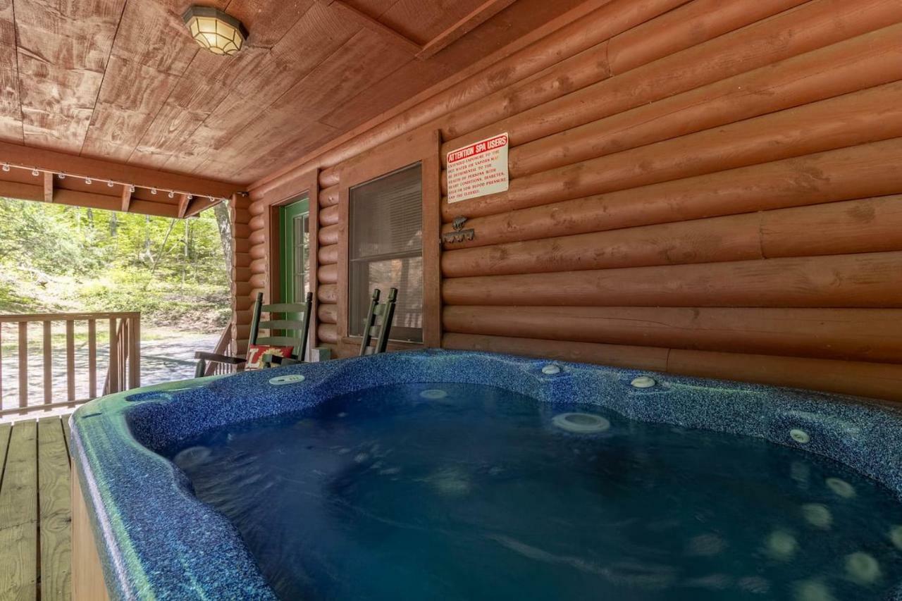 הוילה פיג'ן פורג' Log Cabin! 1Mile From The Action! Private Lane! Hot Tub! Pool Table! מראה חיצוני תמונה