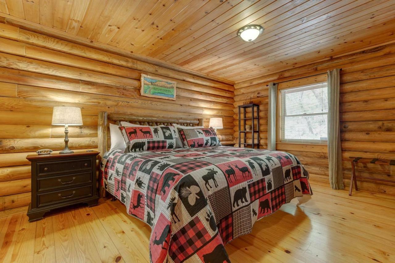 הוילה פיג'ן פורג' Log Cabin! 1Mile From The Action! Private Lane! Hot Tub! Pool Table! מראה חיצוני תמונה