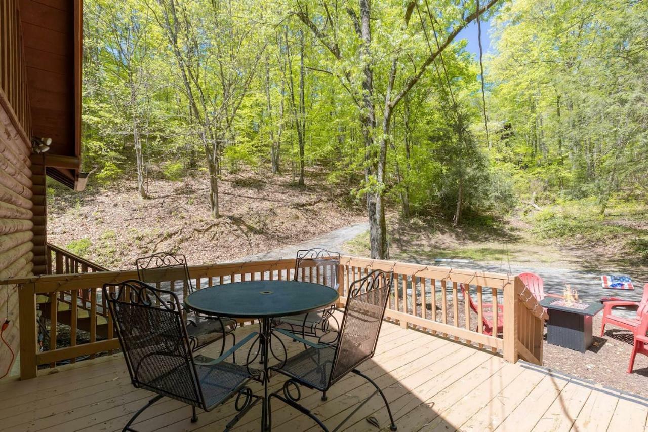 הוילה פיג'ן פורג' Log Cabin! 1Mile From The Action! Private Lane! Hot Tub! Pool Table! מראה חיצוני תמונה