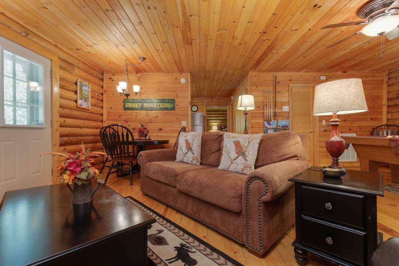 הוילה פיג'ן פורג' Log Cabin! 1Mile From The Action! Private Lane! Hot Tub! Pool Table! מראה חיצוני תמונה