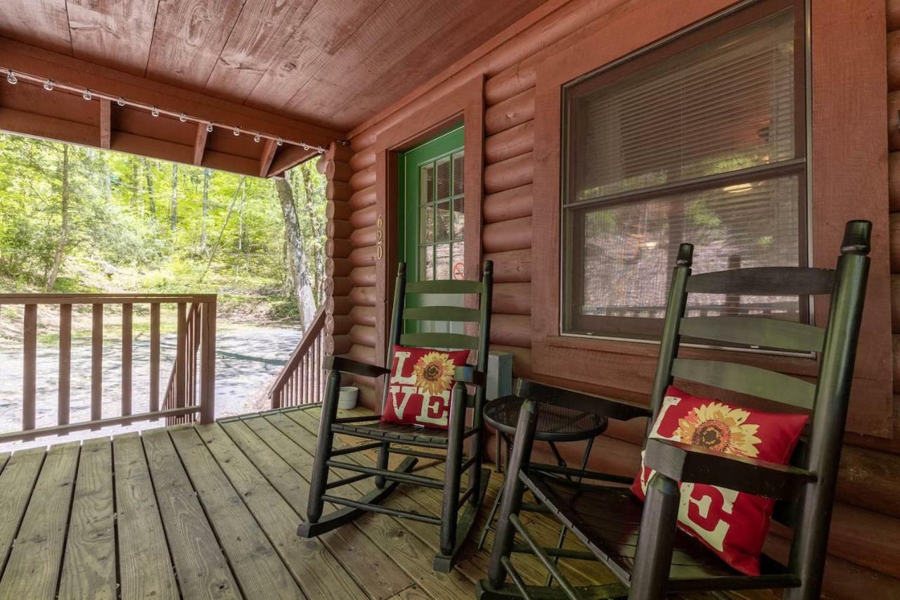 הוילה פיג'ן פורג' Log Cabin! 1Mile From The Action! Private Lane! Hot Tub! Pool Table! מראה חיצוני תמונה