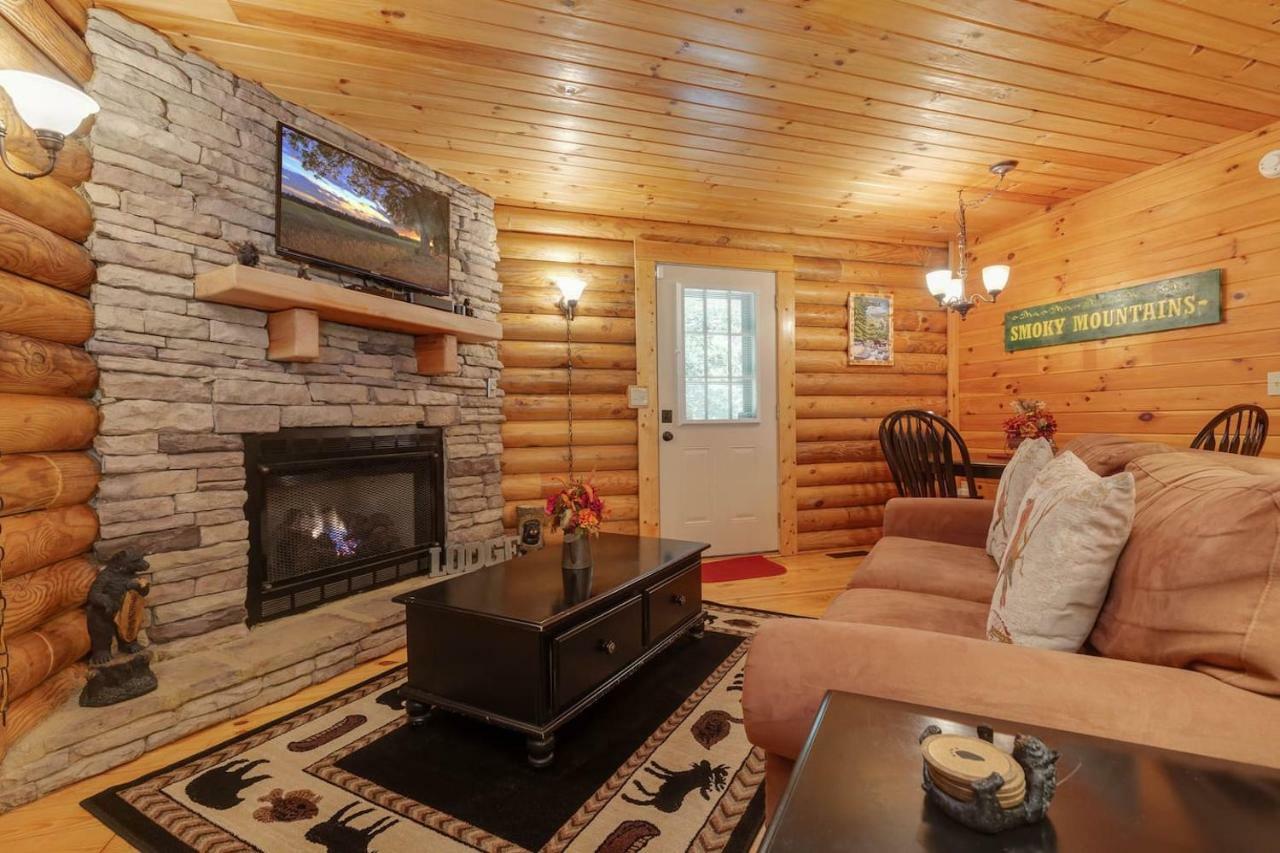 הוילה פיג'ן פורג' Log Cabin! 1Mile From The Action! Private Lane! Hot Tub! Pool Table! מראה חיצוני תמונה
