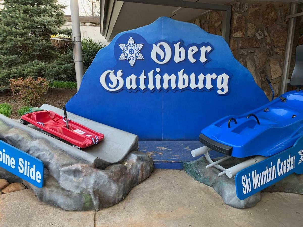 הוילה פיג'ן פורג' Log Cabin! 1Mile From The Action! Private Lane! Hot Tub! Pool Table! מראה חיצוני תמונה