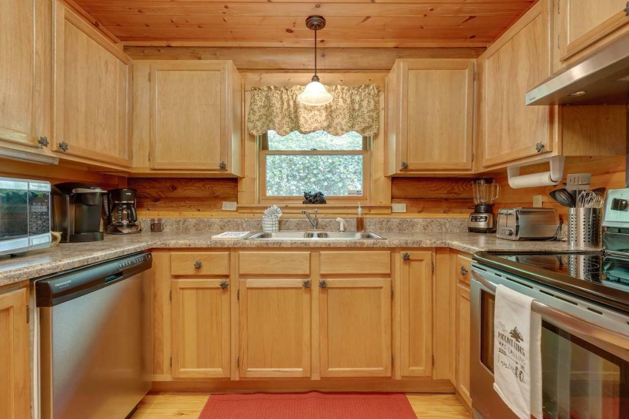 הוילה פיג'ן פורג' Log Cabin! 1Mile From The Action! Private Lane! Hot Tub! Pool Table! מראה חיצוני תמונה