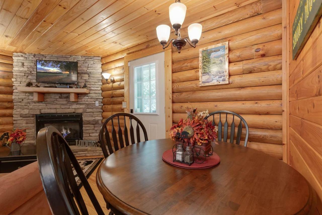 הוילה פיג'ן פורג' Log Cabin! 1Mile From The Action! Private Lane! Hot Tub! Pool Table! מראה חיצוני תמונה